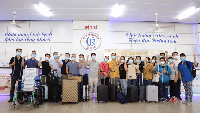 Đội đầu tiên của Bệnh viện Chợ Rẫy đã lên đường tới Bệnh viện điều trị COVID-19 Cần Giờ