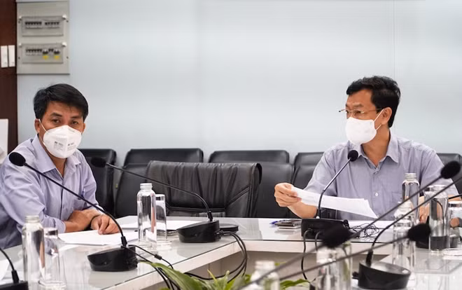 BS CK II Nguyễn Tri Thức, Giám đốc Bệnh viện Chợ Rẫy( bên phải) bàn bạc với Trưởng phòng Kế hoạch tổng hợp của Bệnh viện về lực lượng nhân sự trước khi lên đường hỗ trợ.