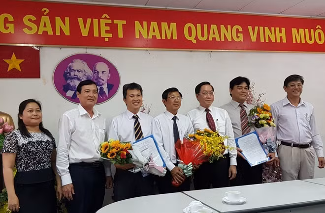 Buổi lễ trao quyết định thành lập Trung tâm Kiểm soát Bệnh tật TP và Ban giám đốc vào ngày 20/5/2019, BS.CKII Nguyễn Trí Dũng (đứng giữa cầm hoa) được giao nhiệm vụ Giám đốc Trung tâm.