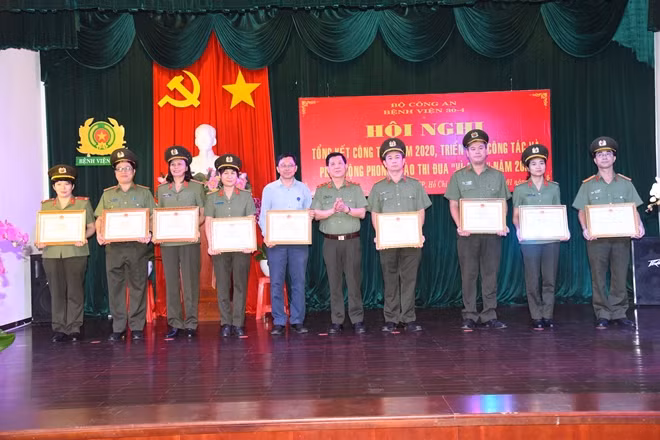 Các tập thể và cá nhân được trao tặng Bằng khen của Bộ Công an tại hội nghị.