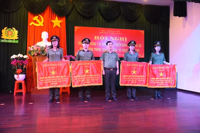 Thứ trưởng Nguyễn Văn Sơn lên trao tặng “Cờ thi đua của Bộ Công an” cho 4 tập thể của BV 30/4