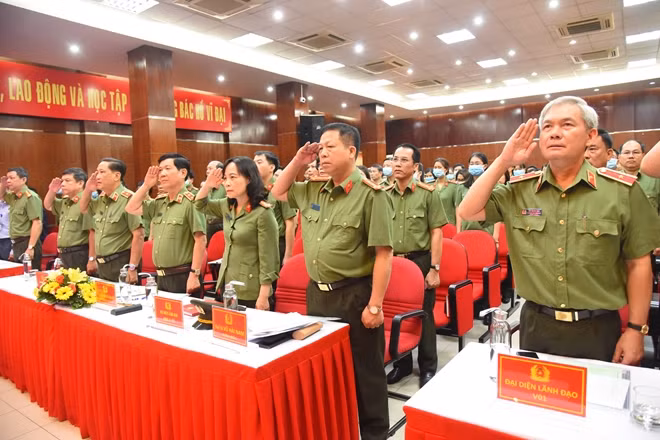 Các đại biểu dự lễ chào cờ