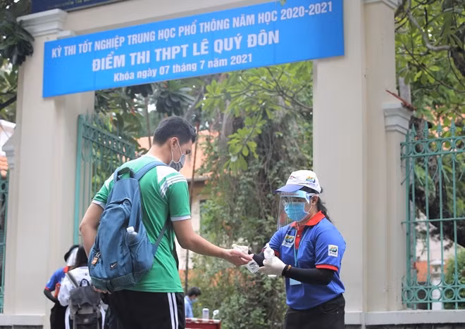 Thí sinh được sát khuẩn tại điểm thi THPT Lê Quý Đôn, Q.3