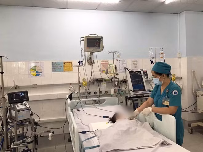 Bé được cứu sống ngoạn mục và đang tiếp tục được thở oxy, chăm sóc kỹ càng tại bệnh viện Nhi đồng 1.