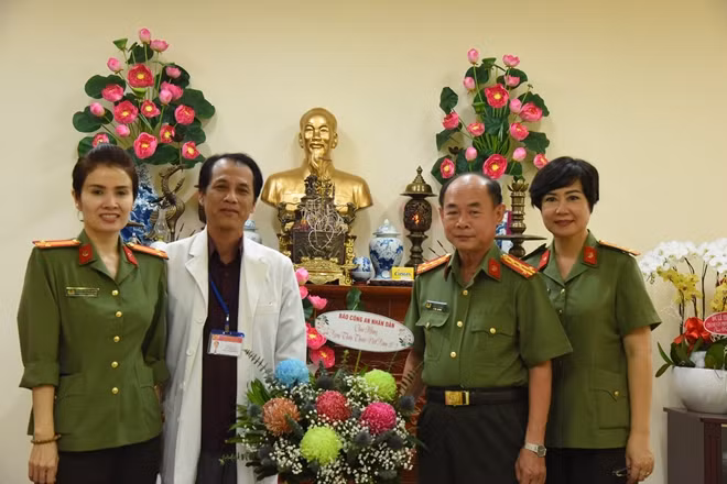 Đại tá Trần Kim Thẩm chúc mừng các Y bác sĩ Bệnh viện 30/4.