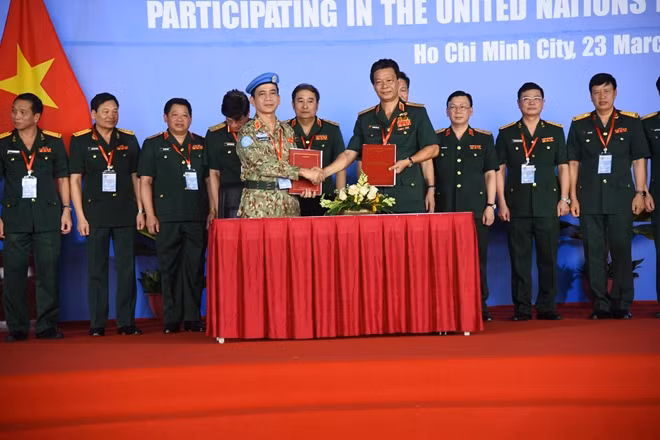 Thiếu tướng Nguyễn Hồng Sơn, Gíam đốc Bệnh viện Quân y 175 thực hiện Lễ ký kết bàn giao BVDC 2.3 cho đại diện Cục GGHB LHQ tại buổi lễ xuất quân chiều 23/3.