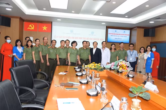 Các bác sỹ hai bên chụp hình lưu niệm