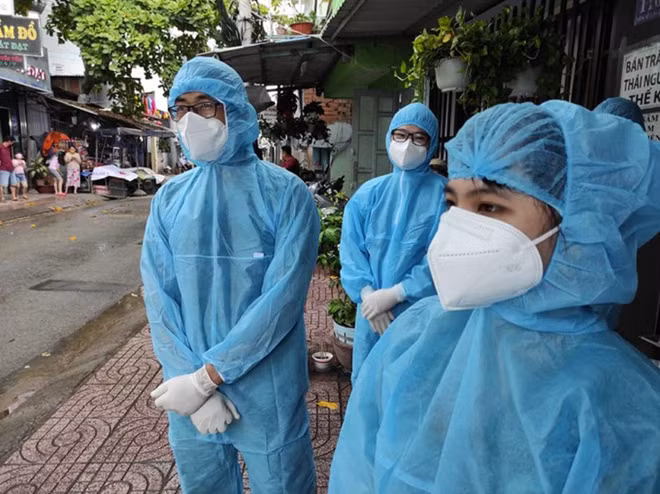 Lực lượng lấy mẫu xét nghiệm được huy động hỗ trợ từ 10 Bệnh viện khác trên địa bàn và sinh viên của các trường đại học được tập huấn công tác lấy mẫu