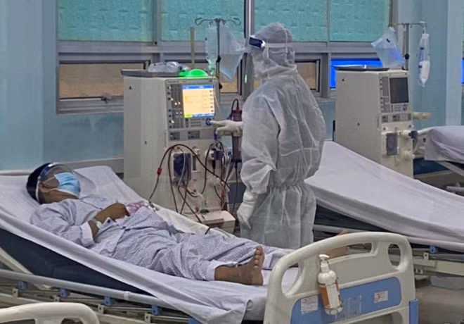 Bệnh nhân mắc COVID-19 được chạy thận ngay tại Bệnh viện điều trị COVID-19 Củ Chi.