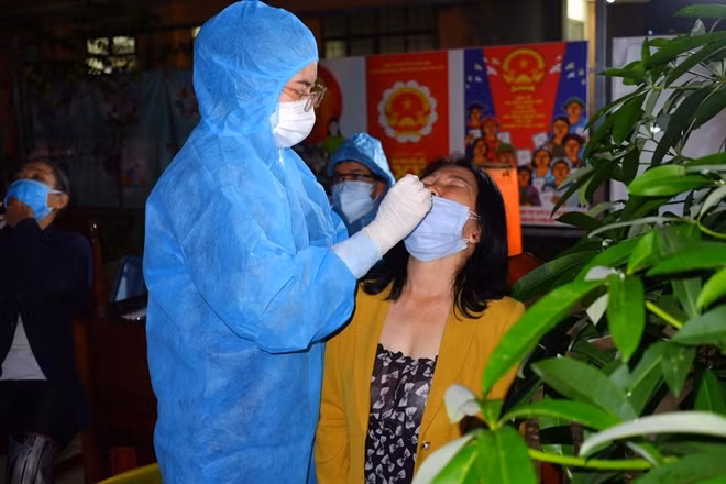 Người dân tại đây sẵn sàng hợp tác khai báo và thực hiện theo hướng dẫn của cơ quan chức năng để được lấy mẫu xét nghiệm.