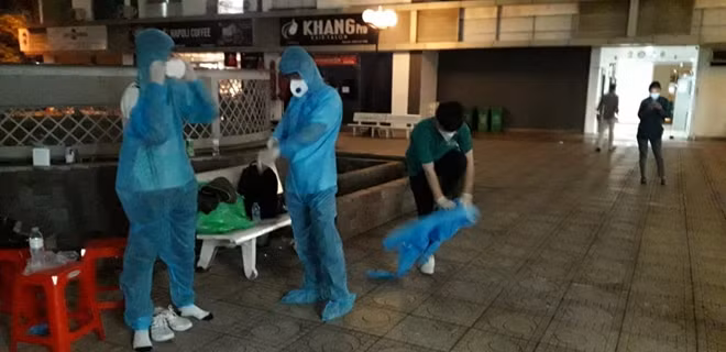 Nhân viên y tế khẩn trương lấy mẫu cho dân cư trong chung cư Hưng Ngân.