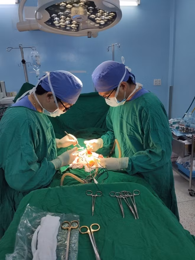Ê kíp tiến hành ca mổ cấp cứu cho bệnh nhi suốt 2 giờ đồng hồ