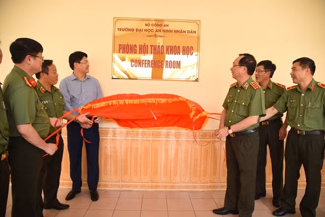 Thứ trưởng Nguyễn Văn Thành và các đại biểu cắt băng khánh thành phòng hội thảo khoa học