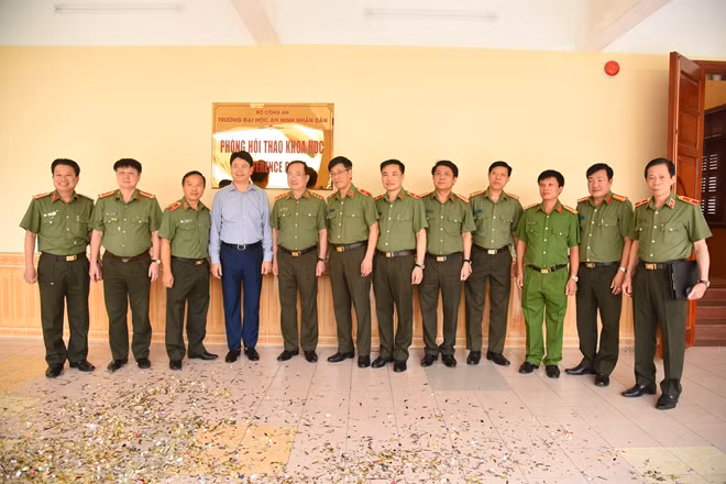 Các đại biểu chụp hình lưu niệm trước phòng Hội thảo vừa khánh thành.
