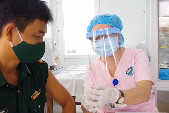 Tại mỗi điểm tiêm chỉ tiêm dưới 100 người/buổi tiêm chủng để thực hiện đầy đủ các bước khám sàng lọc, hỏi tiền sử... người được tiêm.