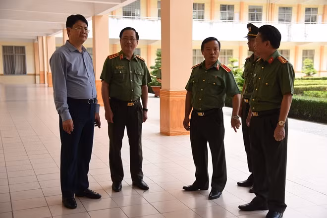 Thứ trưởng Nguyễn Văn Thành và các đại biểu trao đổi bên lề Hội thảo.