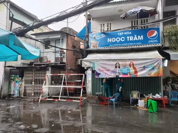 Quán ăn đã đóng cửa và không tiếp khách, thực hiện lệnh phong toả của chính quyền địa phương.