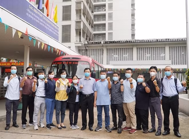 Đội phản ứng nhanh của Bệnh viện Chợ Rẫy xuất quân ra chi viện ngoài Bắc Giang ngày 26/5/2021.