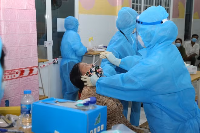 Đảm bảo đúng quy trình, giữ an toàn cho nhân viên và còn giúp người dân không bị căng thẳng khi được lấy mẫu xét nghiệm COVID-19.