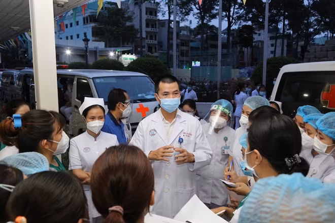 TS.BS Phùng Mạnh Thắng - Trưởng khoa Khoa Kiểm soát nhiễm khuẩn Bệnh viện Chợ Rẫy hướng dẫn đồng nghiệp và chia sẻ những kinh nghiệm thực hiện lấy mẫu.