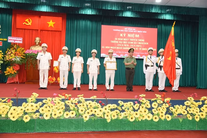 Thứ trưởng Lê Tấn Tới trao Bằng Huân chương Bảo vệ Tổ quốc hạng Nhì tặng Phòng Quản lý nghiên cứu khoa học của trường Đại học CSND.