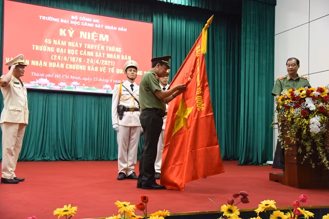 Thừa uỷ quyền của Chủ tịch nước, Thứ trưởng Lê Tấn Tới trao Huân chương Bảo vệ Tổ quốc hạng Ba tặng Đại học CSND.