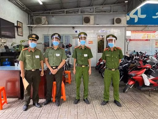 Lực lượng Công an phường và quận túc trực bảo vệ trường thi tại THPT Nguyễn Trung Trực Gò Vấp.