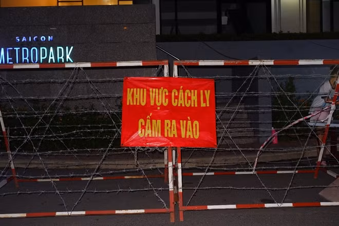 Ban chỉ đạo phòng chống dịch bệnh COVID-19 TP Thủ Đức đã có yêu cầu UBND 2 phường chỉ đạo, phân công các lực lượng phối hợp tổ chức phong tỏa 2 phường thực hiện phòng chống dịch theo quy định.