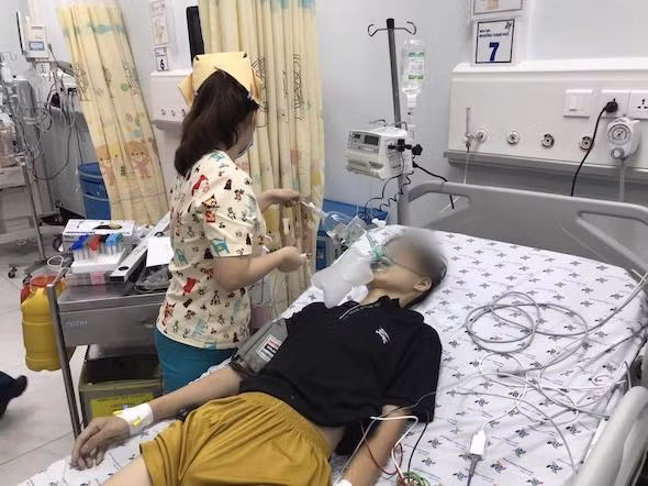 Nam sinh đã qua cơn nguy kịch, đang được chăm sóc theo dõi tại Bệnh viện Nhi đồng TP Hồ Chí Minh.