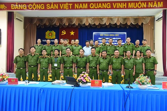 Các đại biểu chụp hình lưu niệm tại Hội thảo.