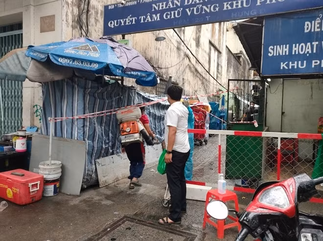 Cơ quan chức năng khoanh vùng, cách ly, khử khuẩn 1 địa chỉ có ca nghi nhiễm tại khu vực quận 1