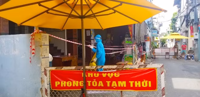 Dãy nhà trọ phát hiện các ca bệnh đã được phong toả tạm thời.