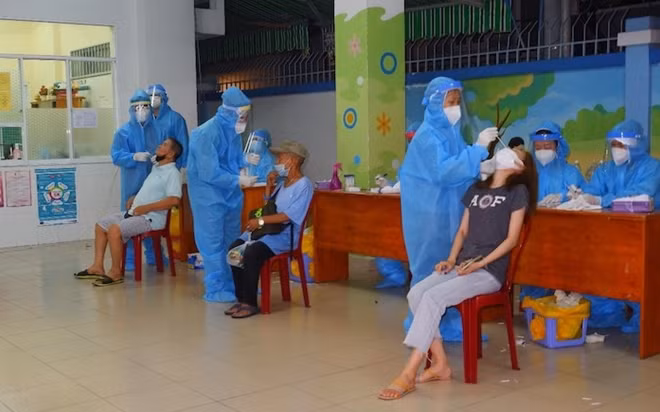 Cơ quan y tế thực hiện lấy mẫu rộng tầm soát toàn bộ người dân tại phường 3 với khoảng 3.200 người dân.