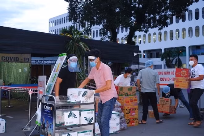 Chiều ngày 12/6, BV Bệnh Nhiệt đới tạm thời phong tỏa để tiến hành các biện pháp phòng chống dịch.