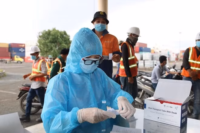 Sau khi phát hiện ca bệnh, lực lượng y tế quận 8 đã khẩn trương khoanh vùng, truy vết và lấy mẫu xét nghiệm mở rộng để kiểm soát nguồn lây.