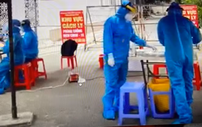Thực hiện phong tỏa tạm thời một hẻm cụt thuộc Khu phố 2, phường Hiệp Bình Chánh và khử khuẩn toàn bộ khu vực.
