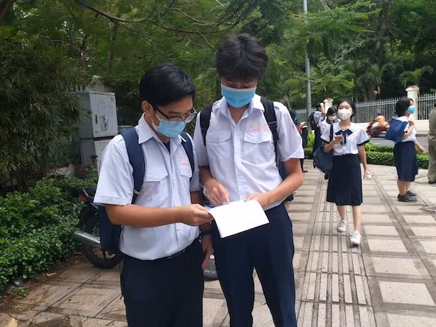 Thí sinh trao đổi bài thi sau khi kết thúc môn thi toán tại THPT Lê Quý Đôn Q.3