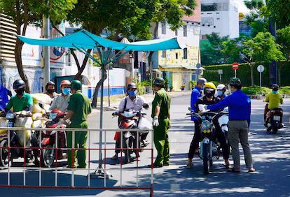 Lực lượng chức năng kiểm soát việc đi lại của người dân TP trong việc thực hiện chỉ thị 16 Lực lượng chức năng kiểm soát việc đi lại của người dân TP trong việc thực hiện chỉ thị 16