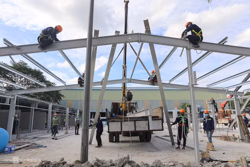 Tại bệnh viện dã chiến ở trên đường Đào Trí (quận 7), công trình đã đạt khoảng 40% tiến độ.