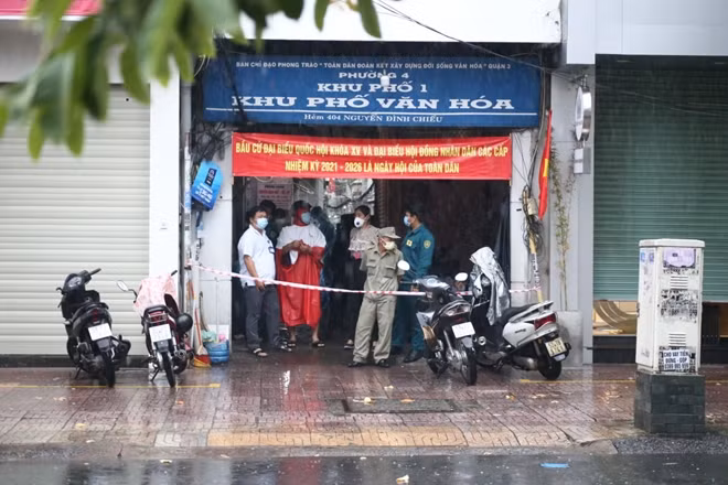Cơ quan chức năng thực hiện phong toả hẻm phố liên quan tới nơi ở của bệnh nhân có kết quả nghi nhiễm COVID-19.
