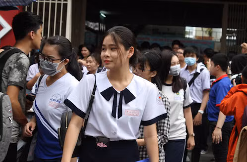 Thí sinh TP Hồ Chí Minh tham dự kỳ thi tốt nghiệp THPT 2020 cũng đã có kinh nghiệm trong phòng chống dịch COVID-1 trong việc mang khẩu trang, khử khuẩn.
