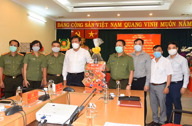 Thứ trưởng Đỗ Xuân Tuyên và đoàn công tác tặng quà Tết chúc mừng năm mới Ban Giám đốc và toàn thể các y bác sĩ Bệnh viện 30/4