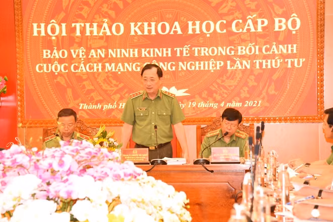 Thứ trưởng Nguyễn Văn Thành phát biểu chỉ đạo tại hội thảo.