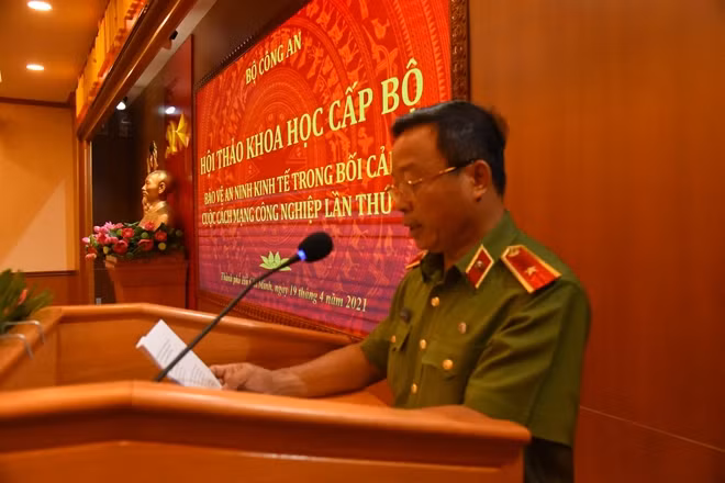 Thiếu tướng Phan Xuân Tuy, Hiệu trưởng trường Đại học ANND phát biểu tại hội thảo.
