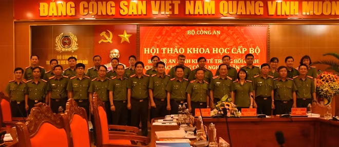 Thứ trưởng Nguyễn Văn Thành cùng các đại biểu tham dự hội thảo chụp hình lưu niệm.