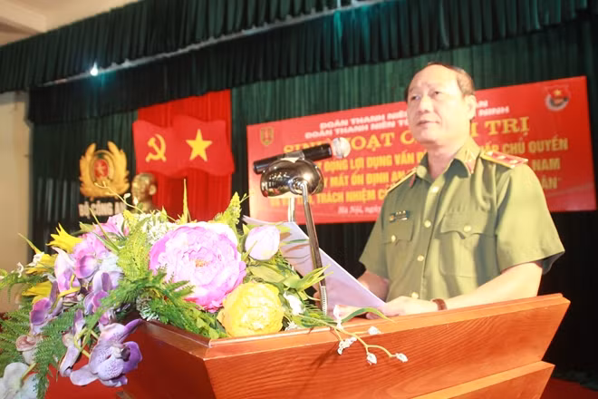 Trung tướng Bùi Mậu Quân phát biểu tại buổi sinh hoạt chính trị