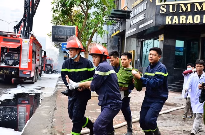 Ít nhất 2 Cảnh sát PCCC đã bị thương khi "giành lại cái còn trong cái mất".