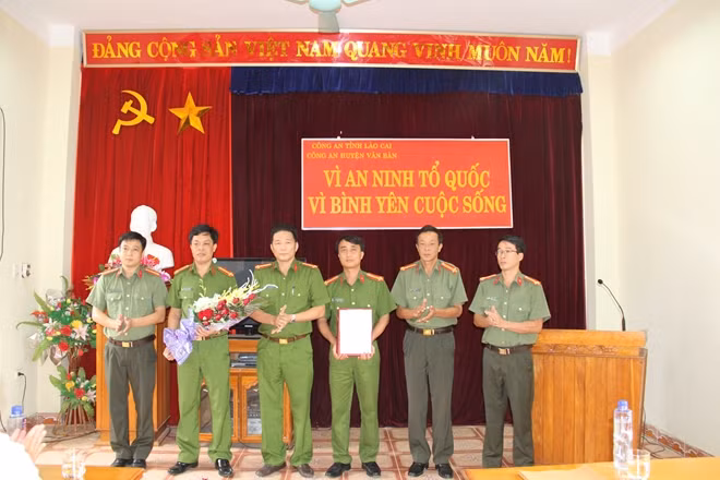 Đại tá Hoàng Mạnh Hùng, Phó Giám đốc, Thủ trưởng Cơ quan CSĐT trao thưởng cho Công an huyên Văn Bàn