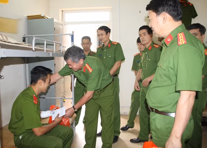 Thăm hỏi, động viên các chiến sĩ Cảnh sát PCCC bị thương.