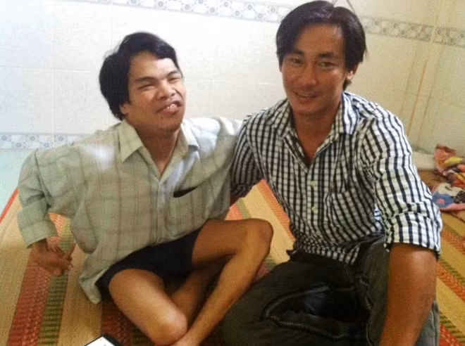Anh Tùng (bìa trái) cùng với một người bạn